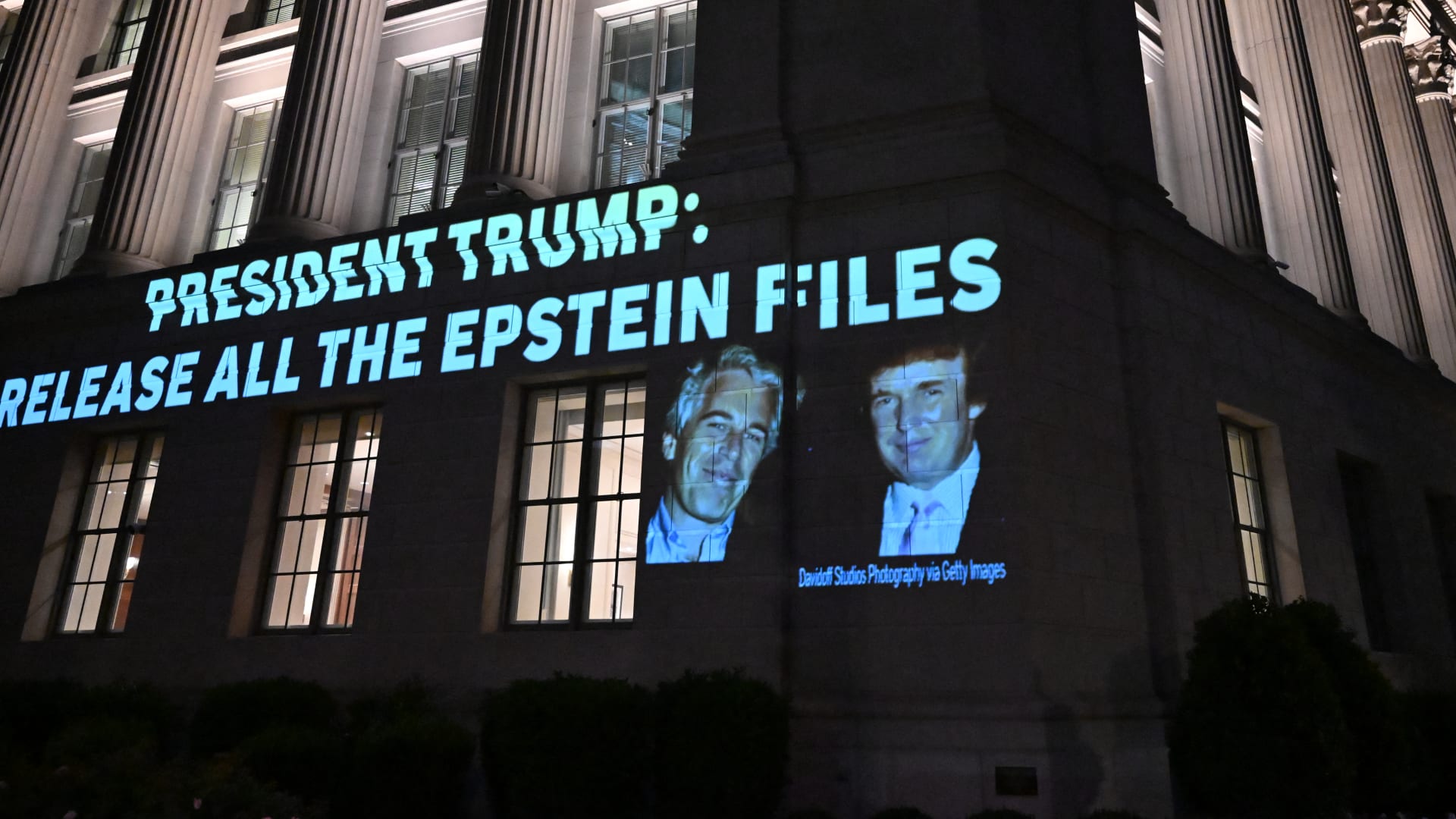 ترامب يعلن منح وزارة العدل "الضوء الأخضر" لنشر ملفات إبستين