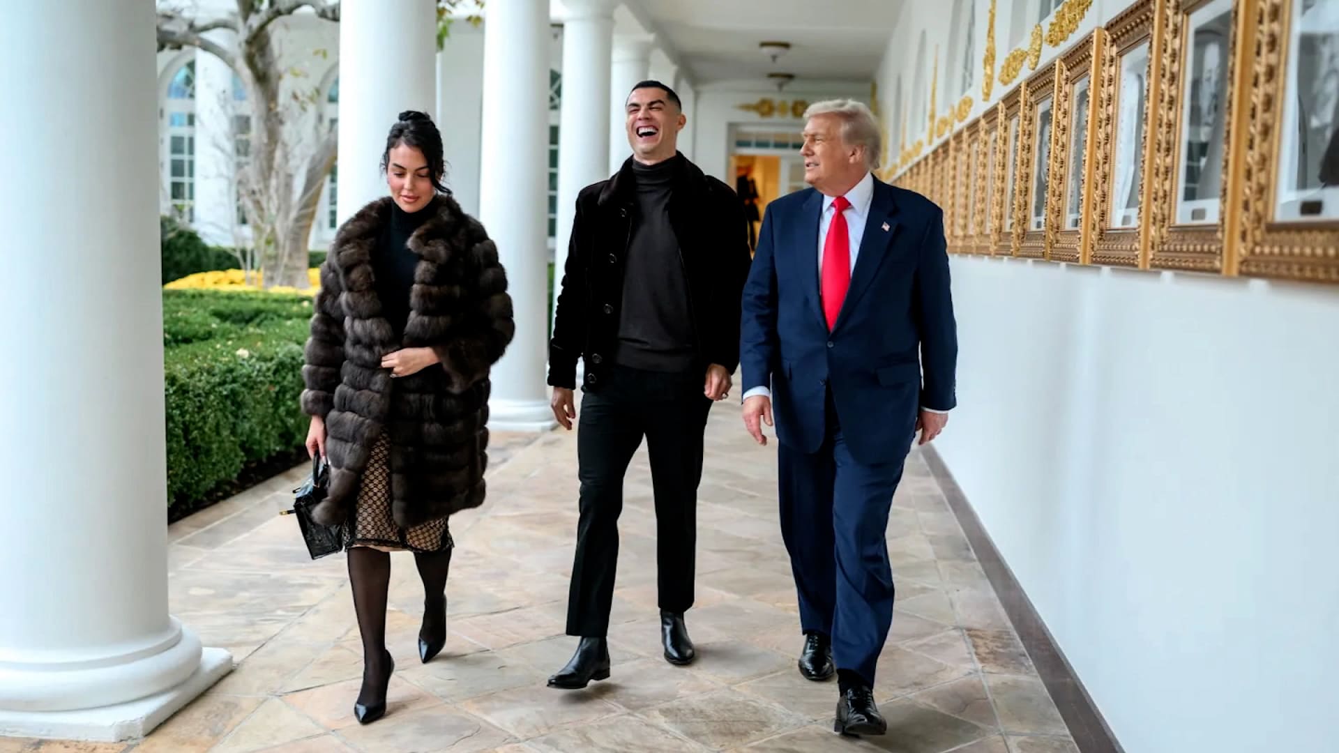 فيديو رونالدو وترامب يتجولان سويًا.. ما الرسالة التي ضمّنها البيت الأبيض؟