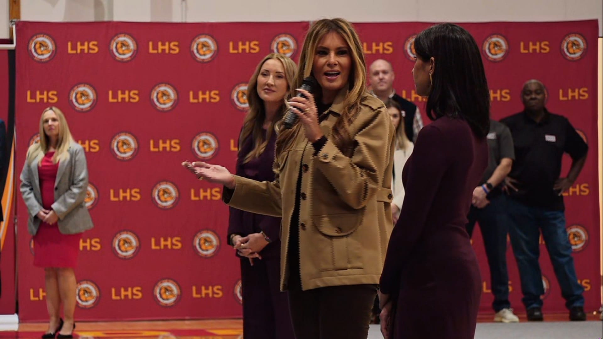 ميلانيا ترامب وأوشا فانس تجتمعان بأول رحلة لهما من غير زوجيهما.. أين تتجهان؟