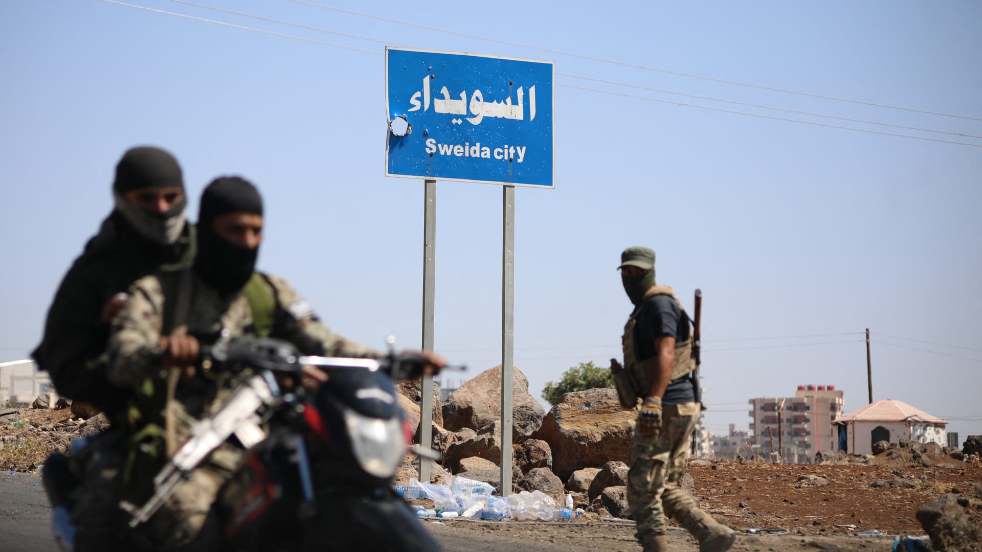 سوريا.. الداخلية تنشر صورة متزعُم عصابة خطف 5 مدنيين من السويداء بعد إلقاء القبض عليه