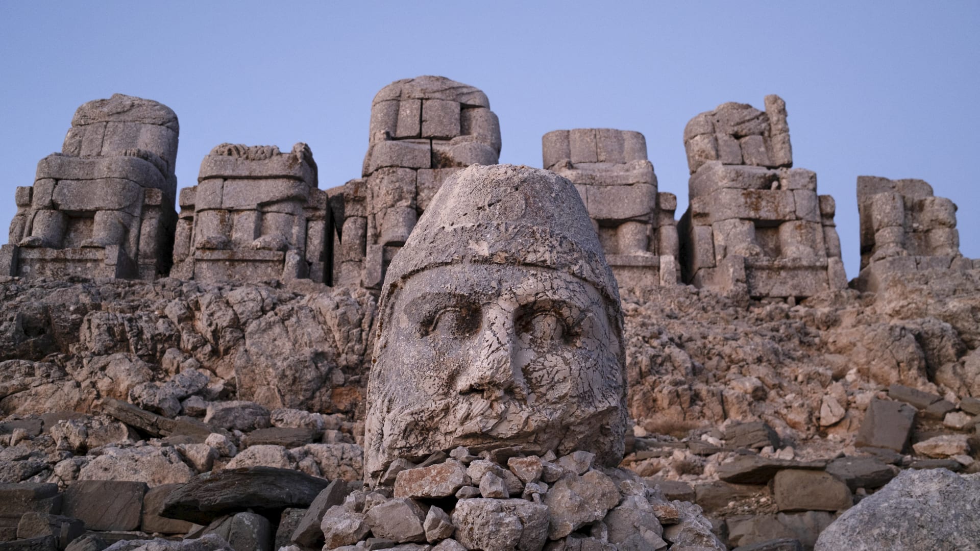 جبل نمرود.. تماثيل حجرية تحرس لغزًا عمره ألفي عام في تركيا
