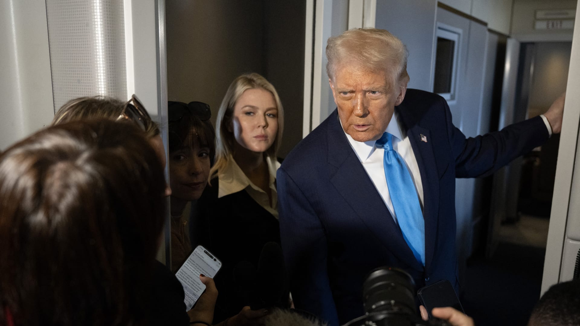 متحدثة البيت الأبيض تدافع عن ترامب بعد وصفه لمراسلة بـ"الخنزيرة"