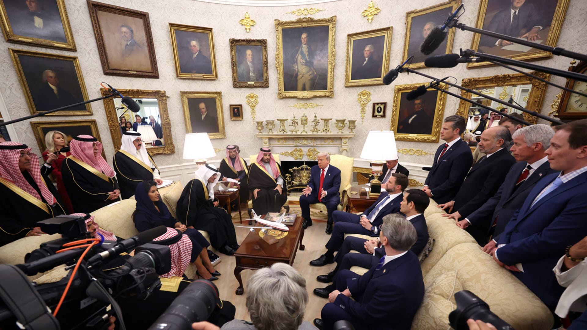 فيديو وتحليل نظرة إعلامية سعودية أمام محمد بن سلمان لحظة توبيخ ترامب لمراسلة يشعل تفاعلا