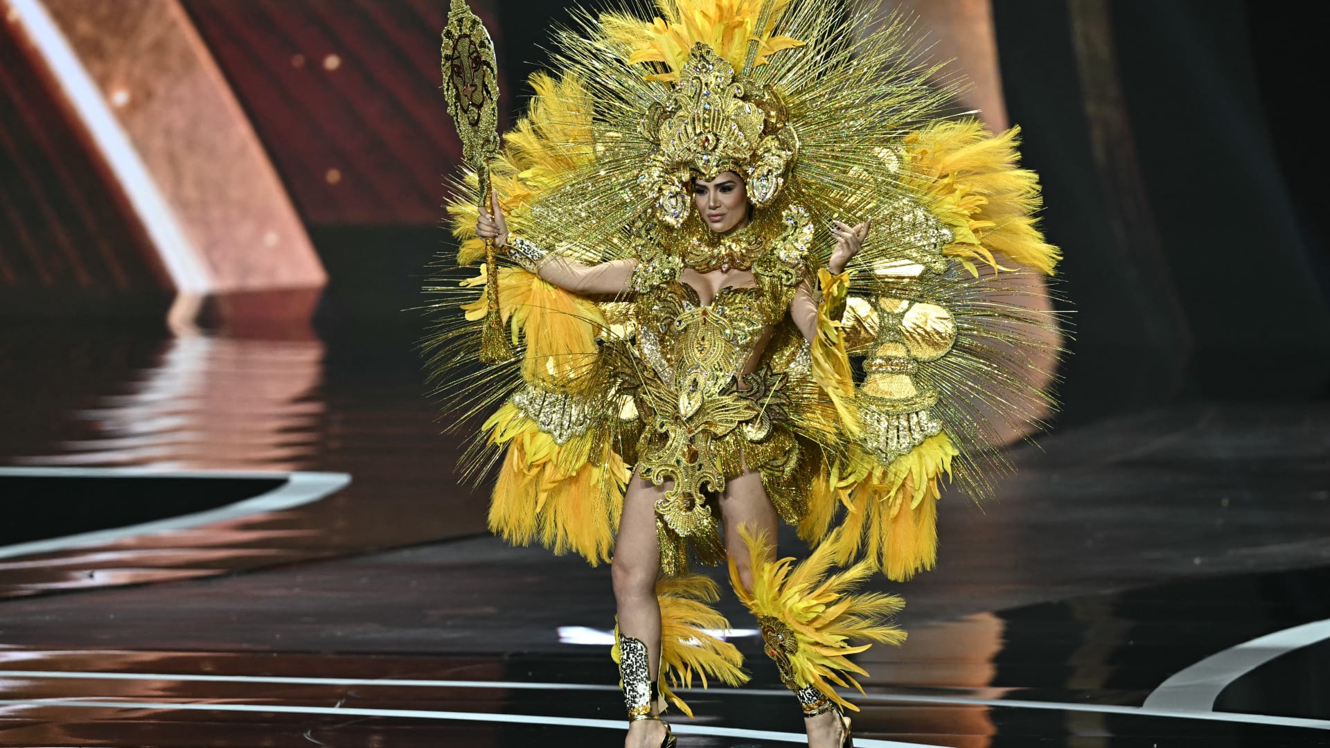 من التطريز الفلسطيني إلى أسد بابل..عربيات يروين حكايات حضارتهن في مسابقة ملكة جمال الكون