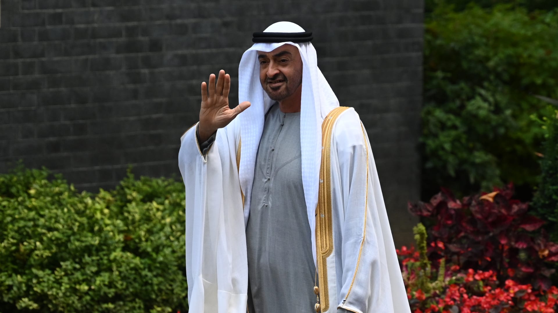 وصفها بـ"السند".. محمد بن زايد يدعو للاحتفاء بـ"عقود من الأخوة" مع الكويت