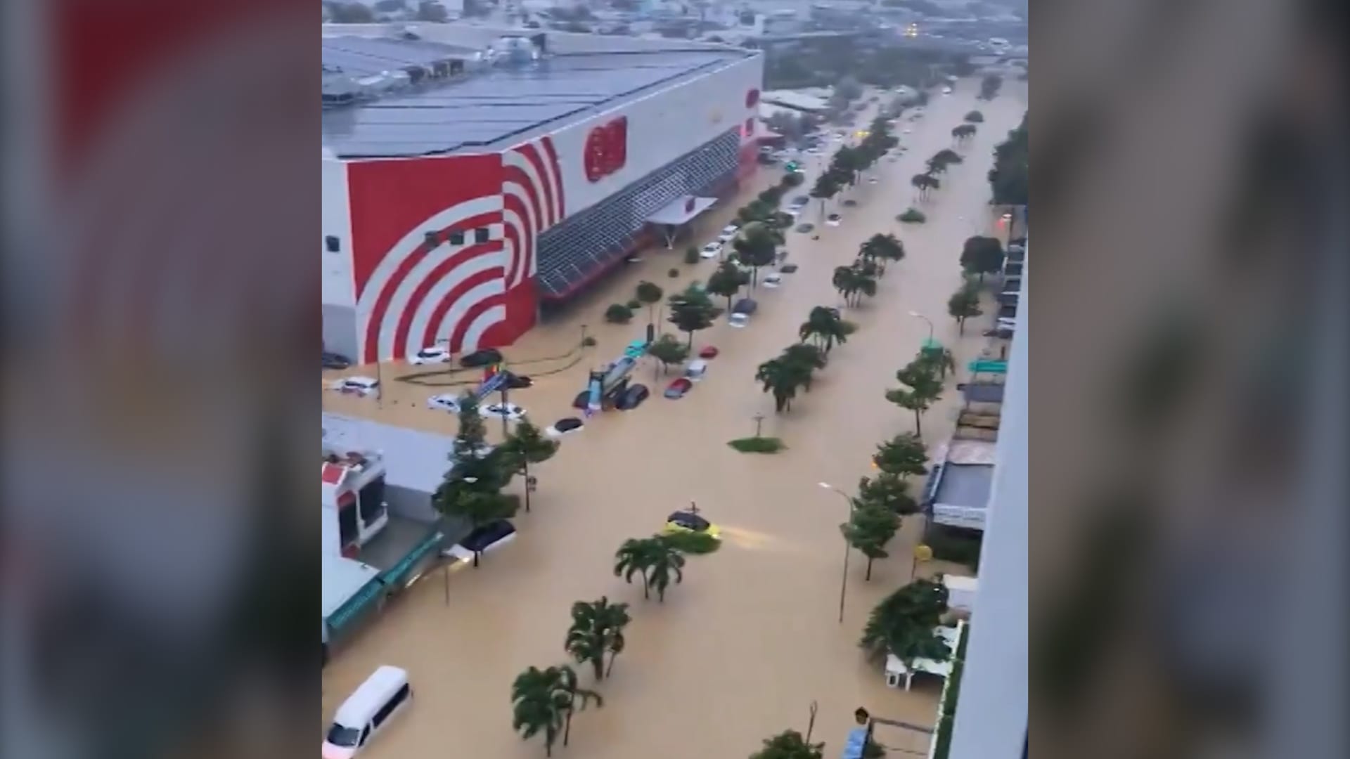 شاهد.. أمطار غزيرة تتسبب بفيضانات مميتة في فيتنام