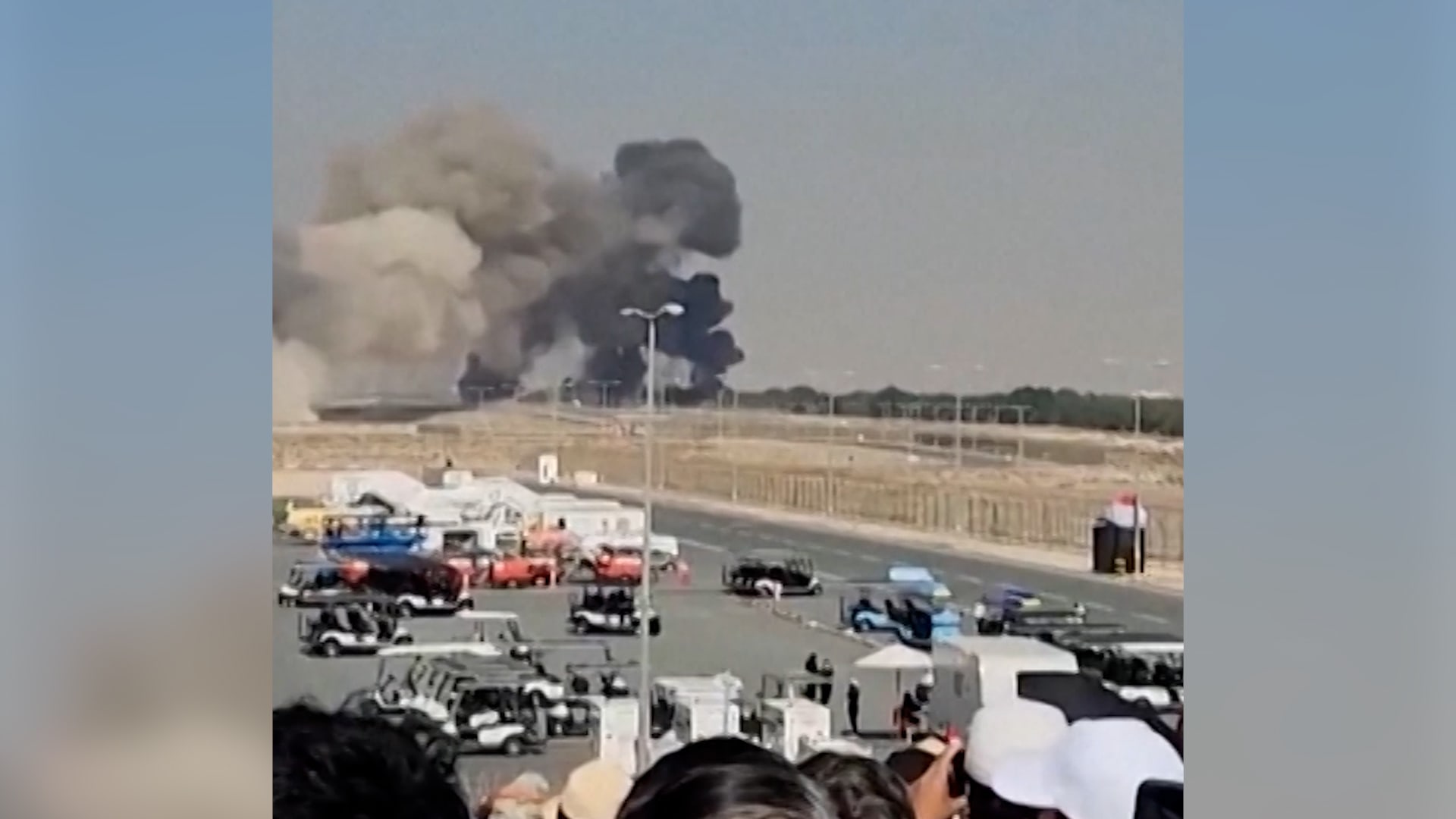 لحظة تحطم طائرة مقاتلة في معرض دبي للطيران