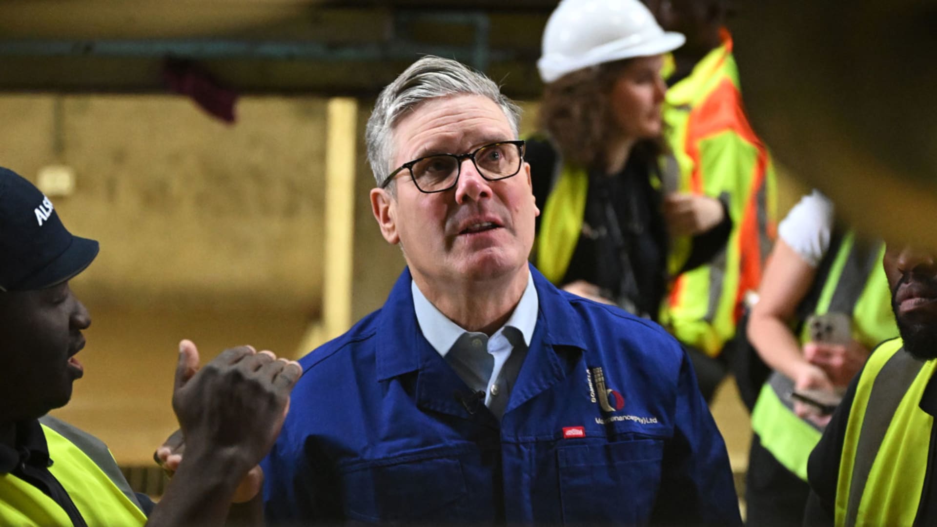 فيديو لحظة تعثّر رئيس وزراء بريطانيا كير ستارمر بجنوب أفريقيا يشعل تفاعلا