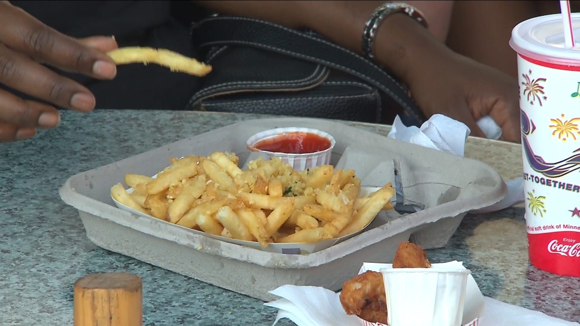 من السمنة إلى الوفاة المبكرة.. تحذير دولي من الأطعمة فائقة المعالجة