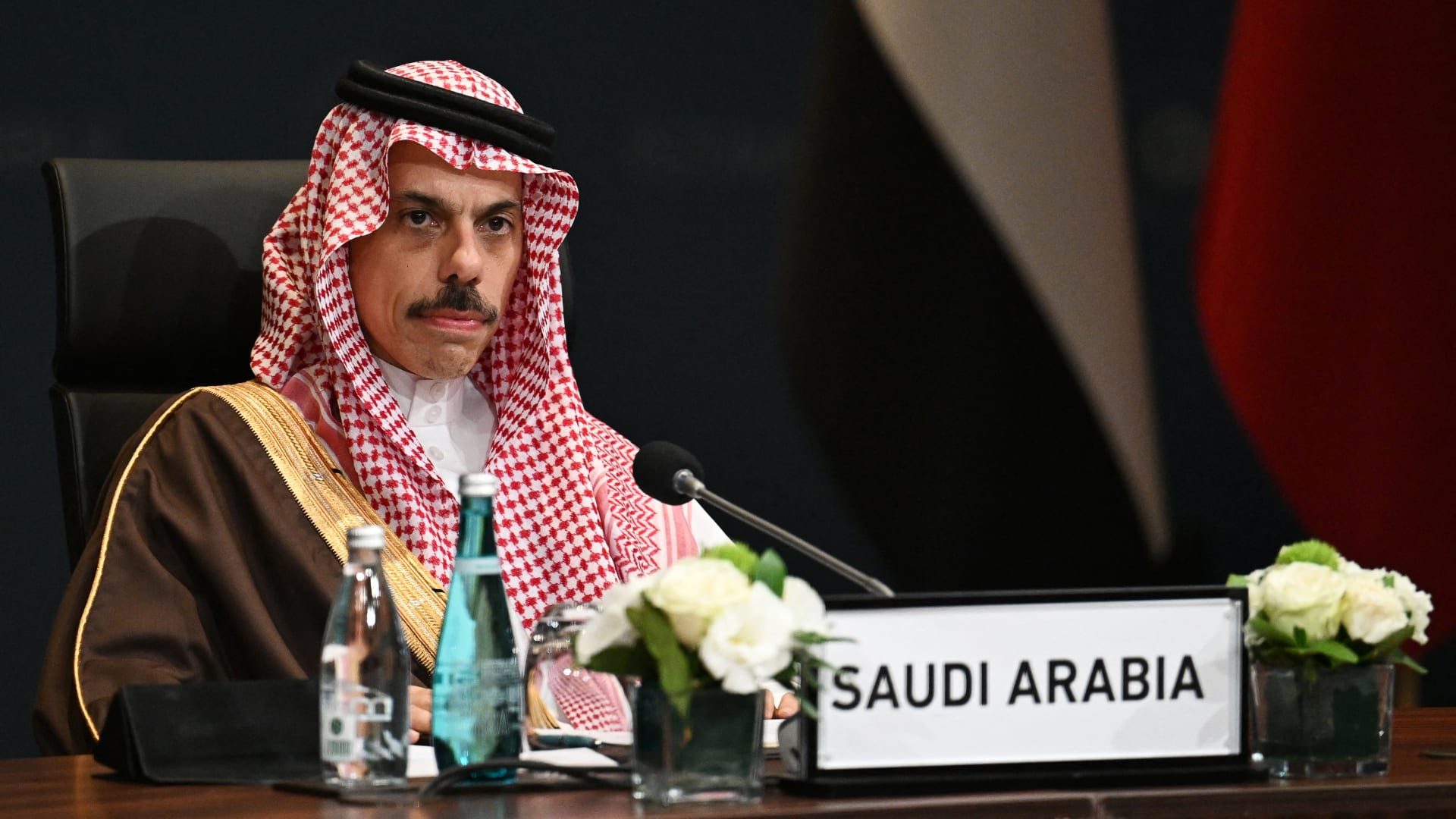 "ربت على كتفه".. مبادرة أردوغان لتحية وزير خارجية السعودية بقمة العشرين تثير تفاعلا