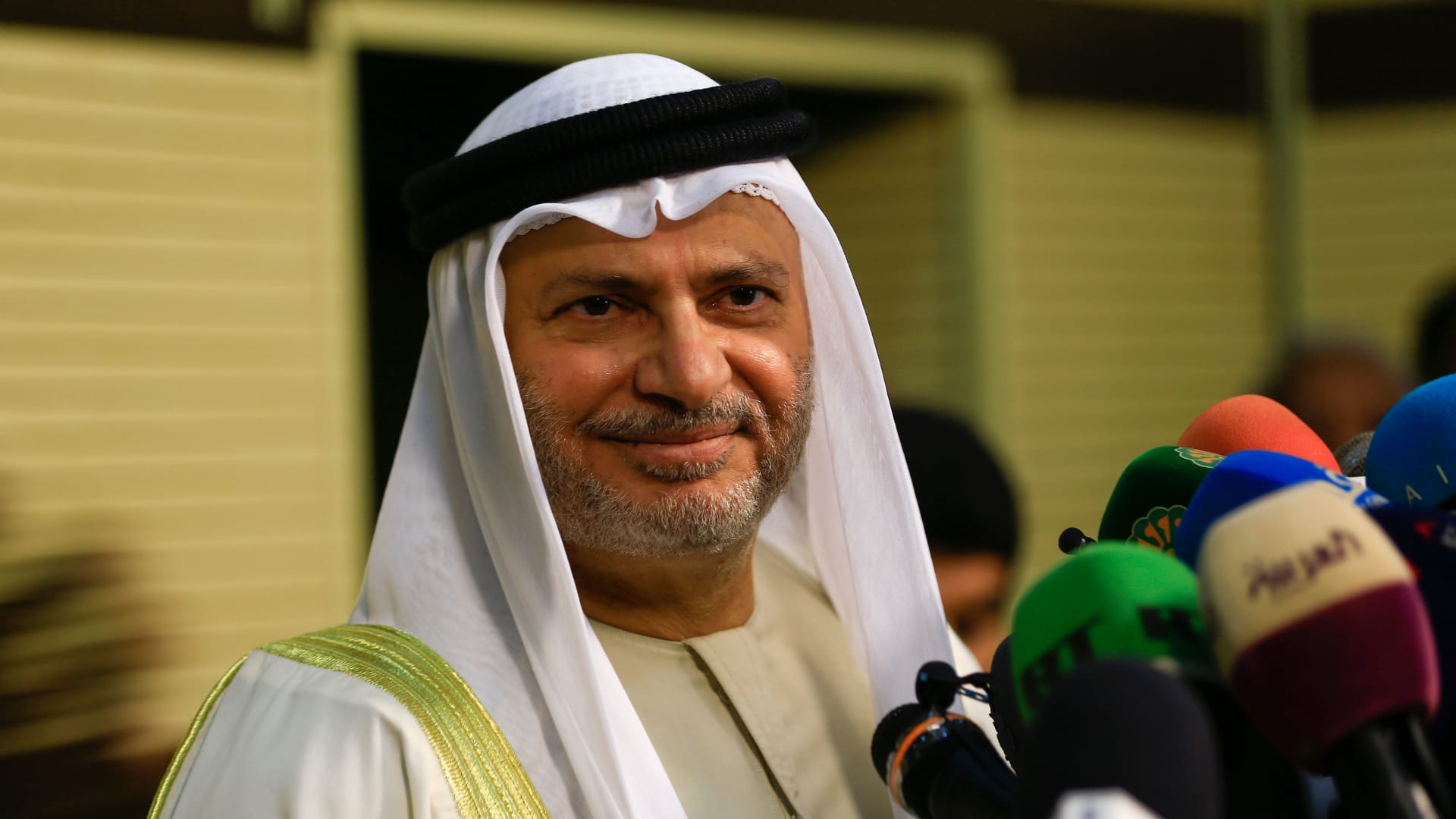 "حذر من عودة نفوذ الإخوان".. أنور قرقاش يدعو لمحاسبة طرفي الحرب الأهلية في السودان