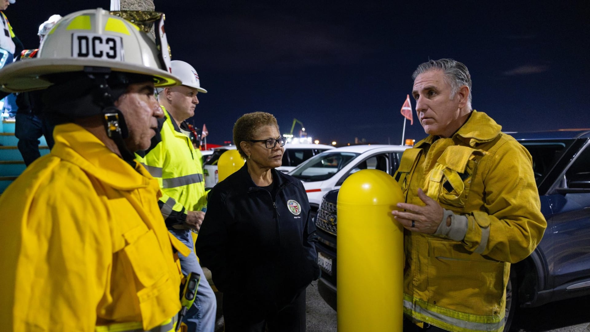 اندلاع حريق ضخم في سفينة شحن تحمل مواد خطرة في لوس أنجلوس