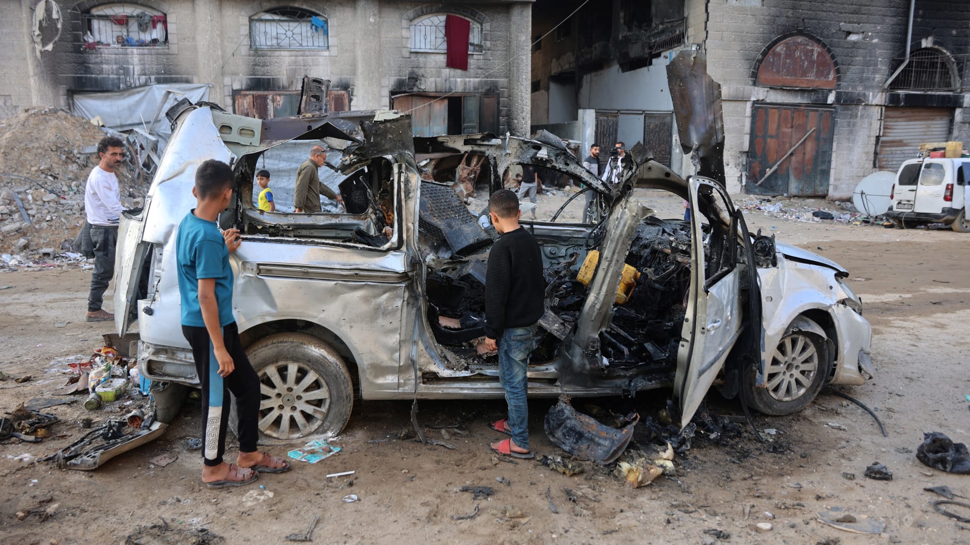 الجيش الإسرائيلي يعلن القضاء على 5 مسلحين في غزة ويقصف أهدافا لحزب الله