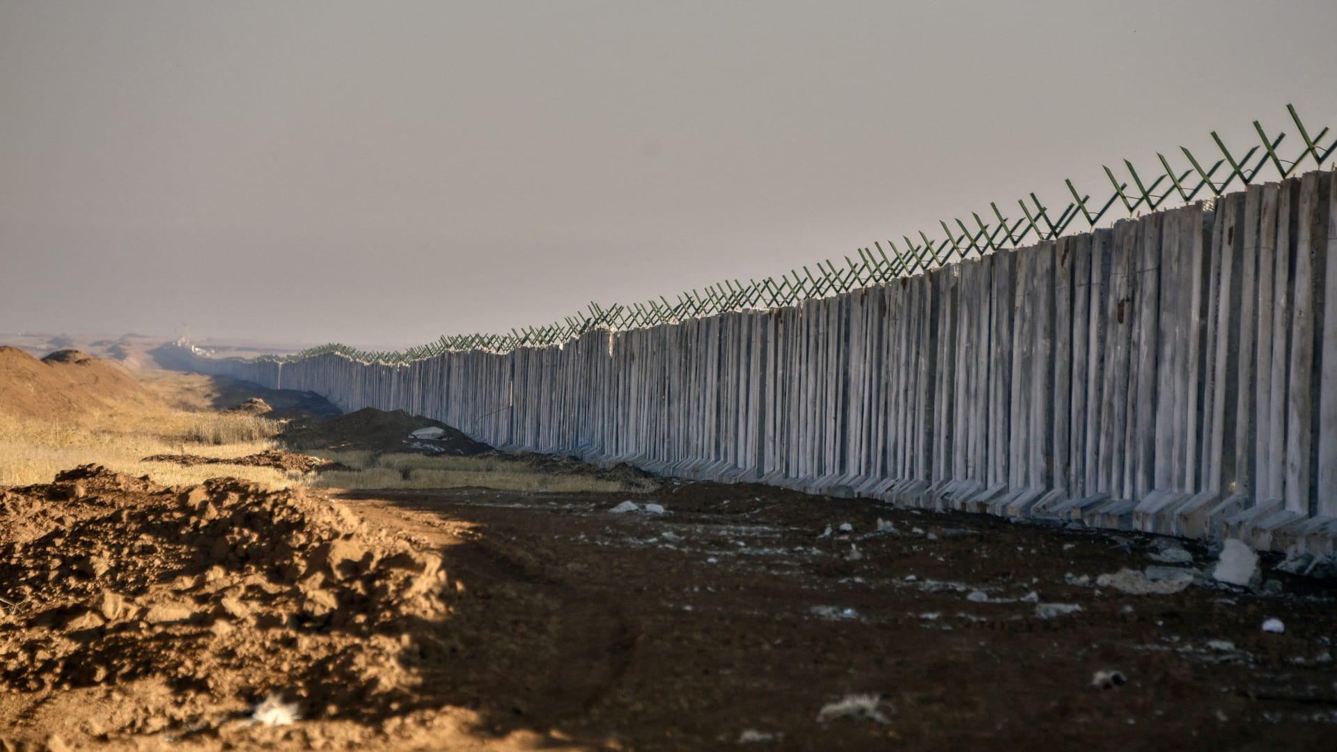 "خنادق وأبراج وأسلاك وكاميرات".. العراق يكشف تفاصيل الجدار الخراساني على حدوده مع سوريا