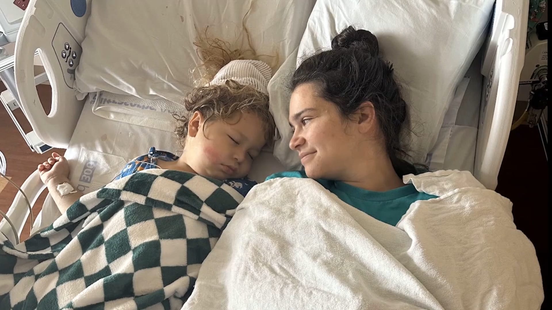 كابوس عائلي.. أم وابن يتلقّيان تشخيصًا بالسرطان في نفس اليوم