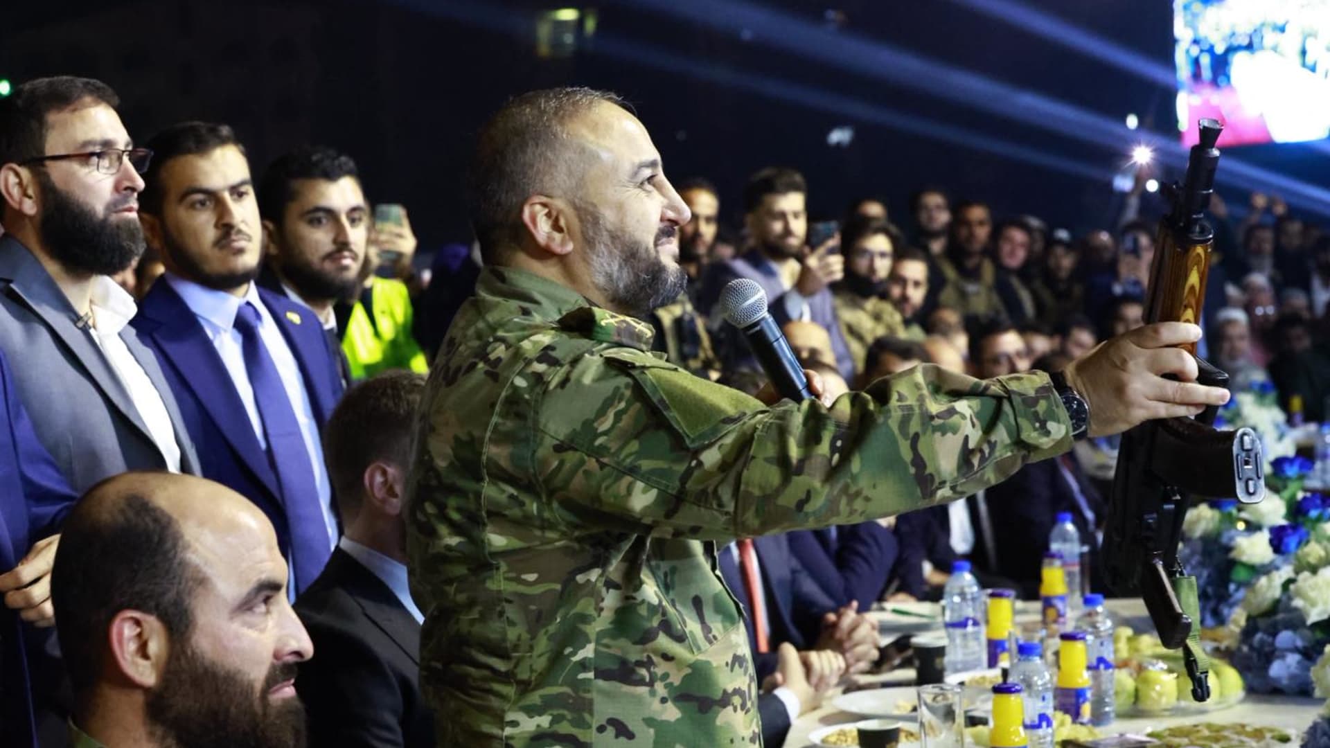 "تبرع بأغلى ما يملك".. وزير الدفاع السوري يثير تفاعلا ببكائه خلال حملة "فداء لحماة"