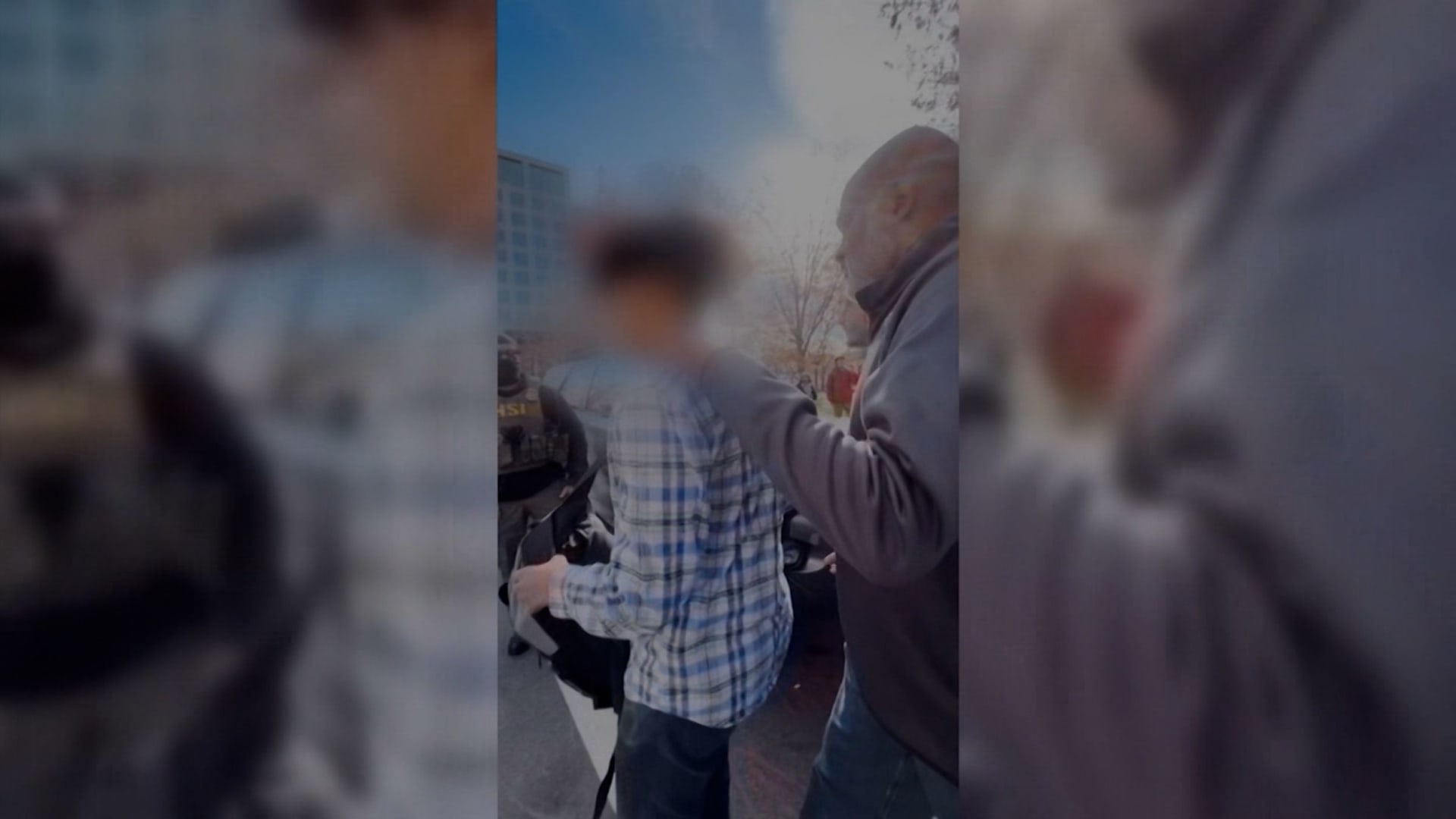 بتهمة "مُعتد على الأطفال".. عناصر من دائرة الهجرة الأمريكية يحتجزون مراهقًا بالخطأ