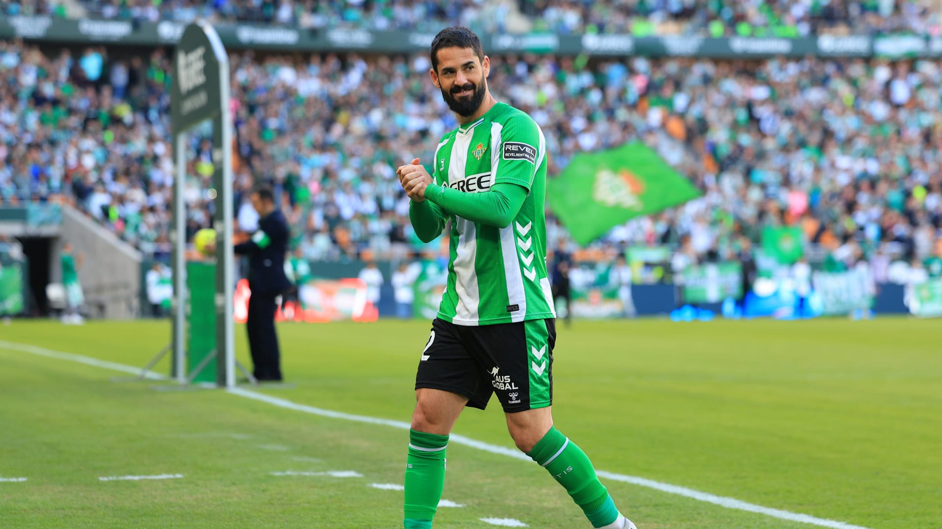 تفاعل على طريقة إعلان تجديد ريال بيتيس عقد إيسكو