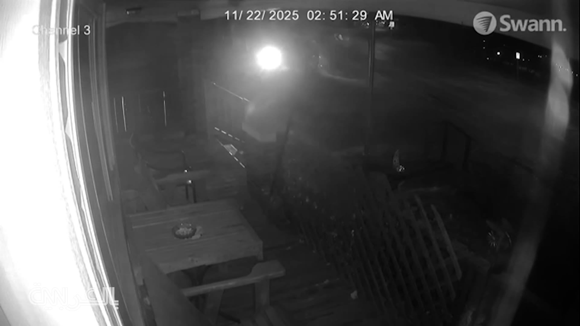 كاميرا مراقبة ترصد لحظة اصطدام شاحنة صغيرة بمنزل ليلا بحادث مميت