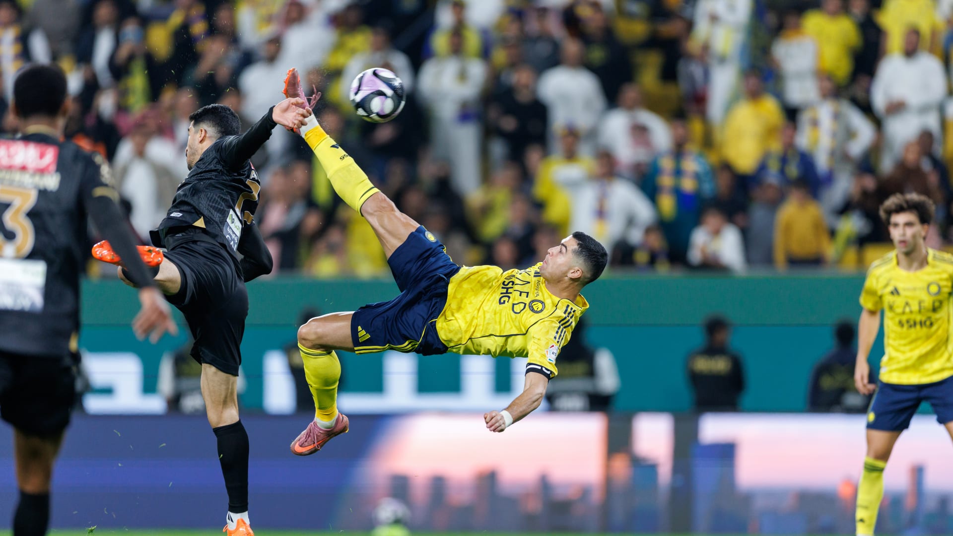 رونالدو يسجل هدفًا مُذهلاً في الدوري السعودي.. ويكرر احتفاله بارتداء العقال