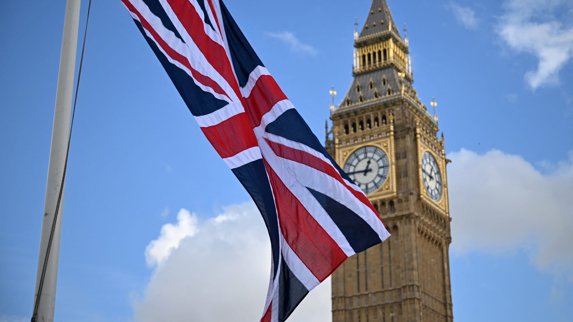 لندن: اعتراض سفينة حربية روسية في المياه البريطانية