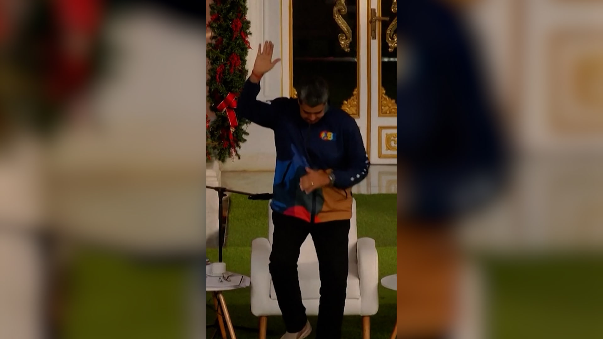 شاهد الرئيس الفنزويلي مادورو يرقص على أنغام خطابه "لا للحرب نعم للسلام"