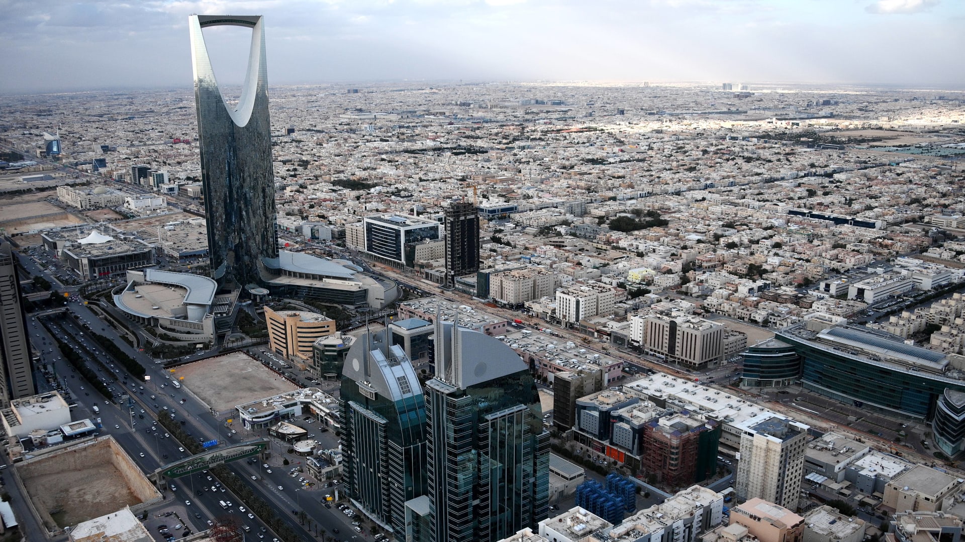 السعودية.. عبدالرحمن بن مساعد يسخر من مزاعم "كسر الإسوارة" ومغادرة المملكة