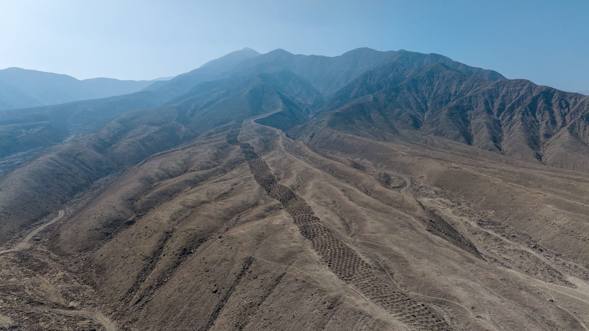 "حزام الثقوب" في بيرو.. لقطات جوية قد تكشف لغزًا حيّر الباحثين لقرن من الزمن