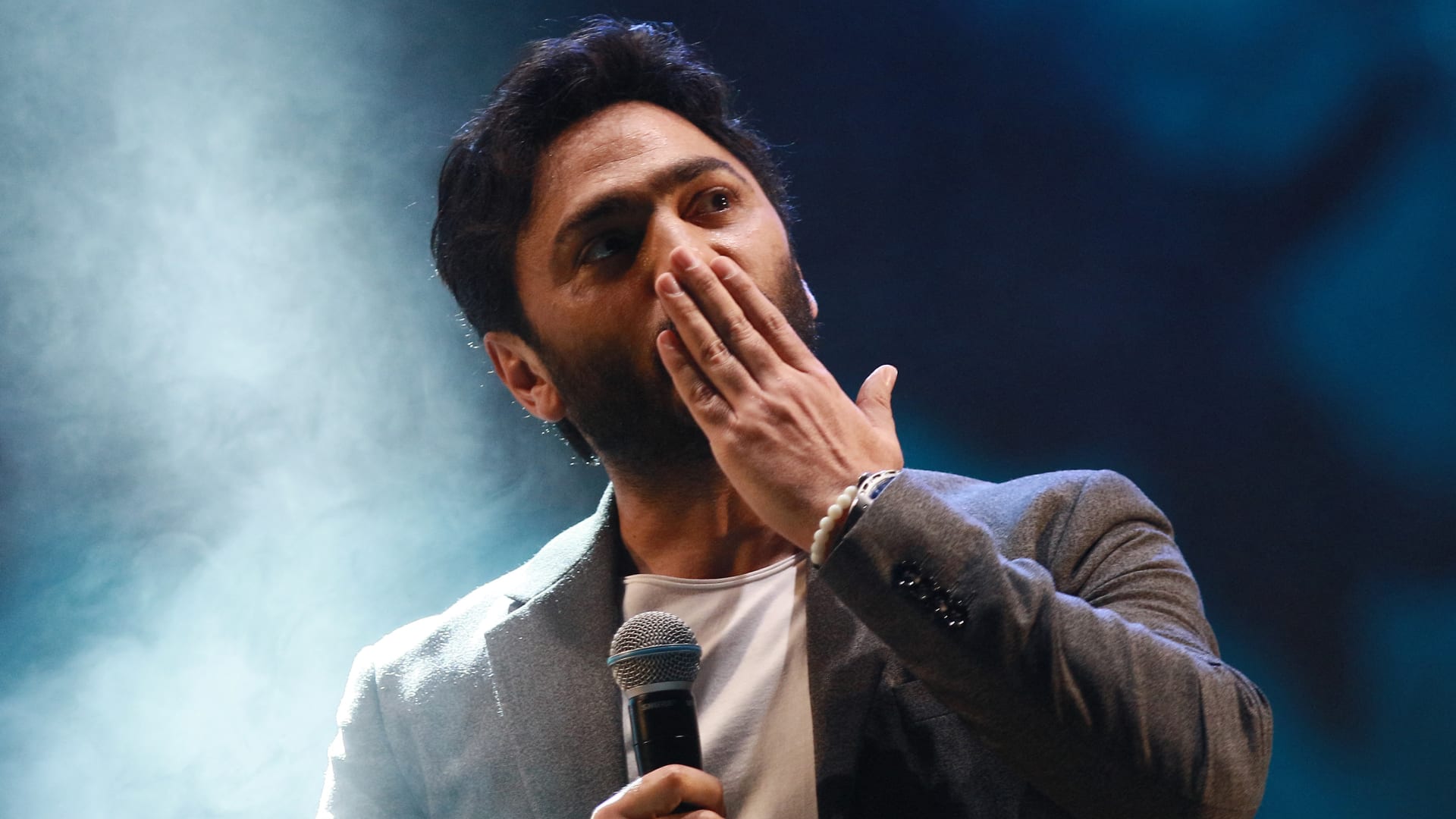 تامر حسني يوضح تطورات وضعه الصحي ويستكمل علاجه في مصر