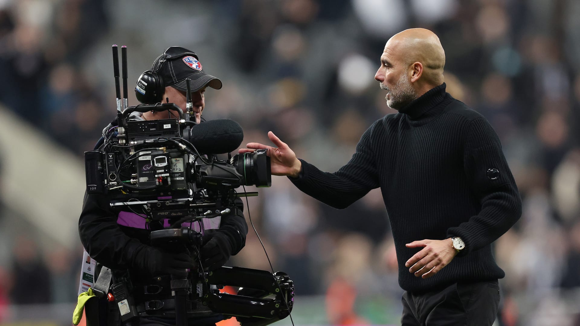 بعدما صرخ بوجهه عقب هزيمة مانشستر سيتي.. غوارديولا يوجه هذه الرسالة إلى مصور