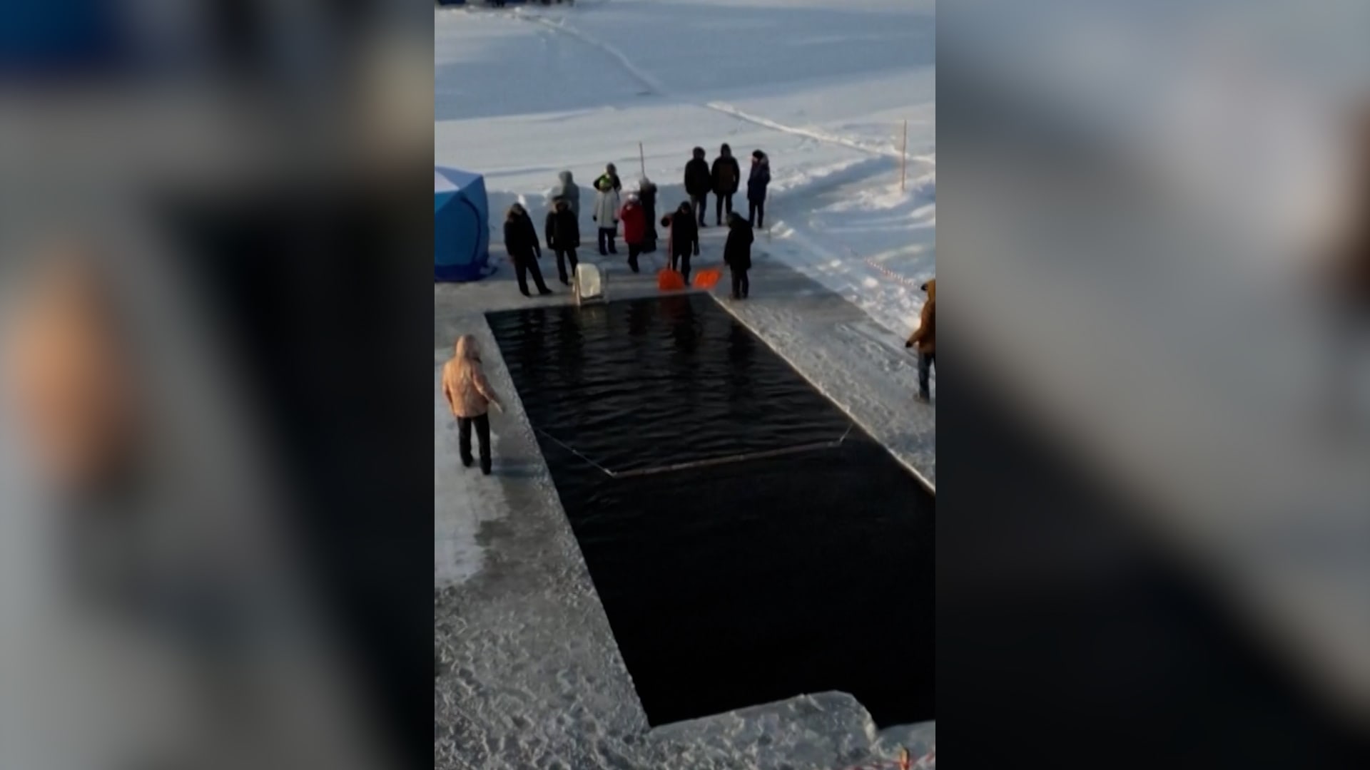 شاهد.. سباحون يتحدون الجليد في روسيا وسط درجات حرارة قارسة