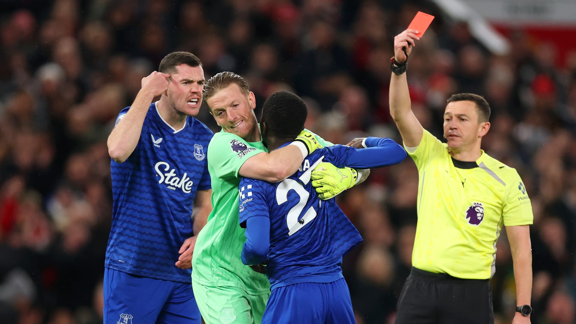 حادثة غريبة في البريميرليغ.. طرد لاعب إيفرتون بعد اعتدائه بالضرب على زميله