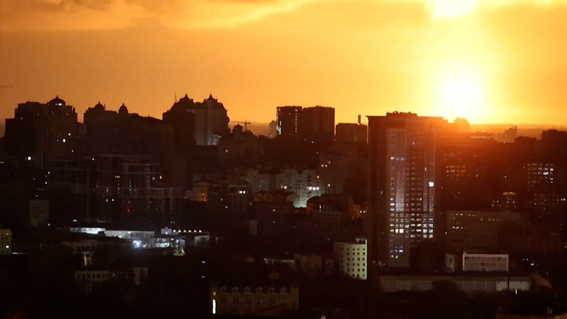 شاهد.. موجة ضربات روسية صاروخية جديدة على عاصمة أوكرانيا