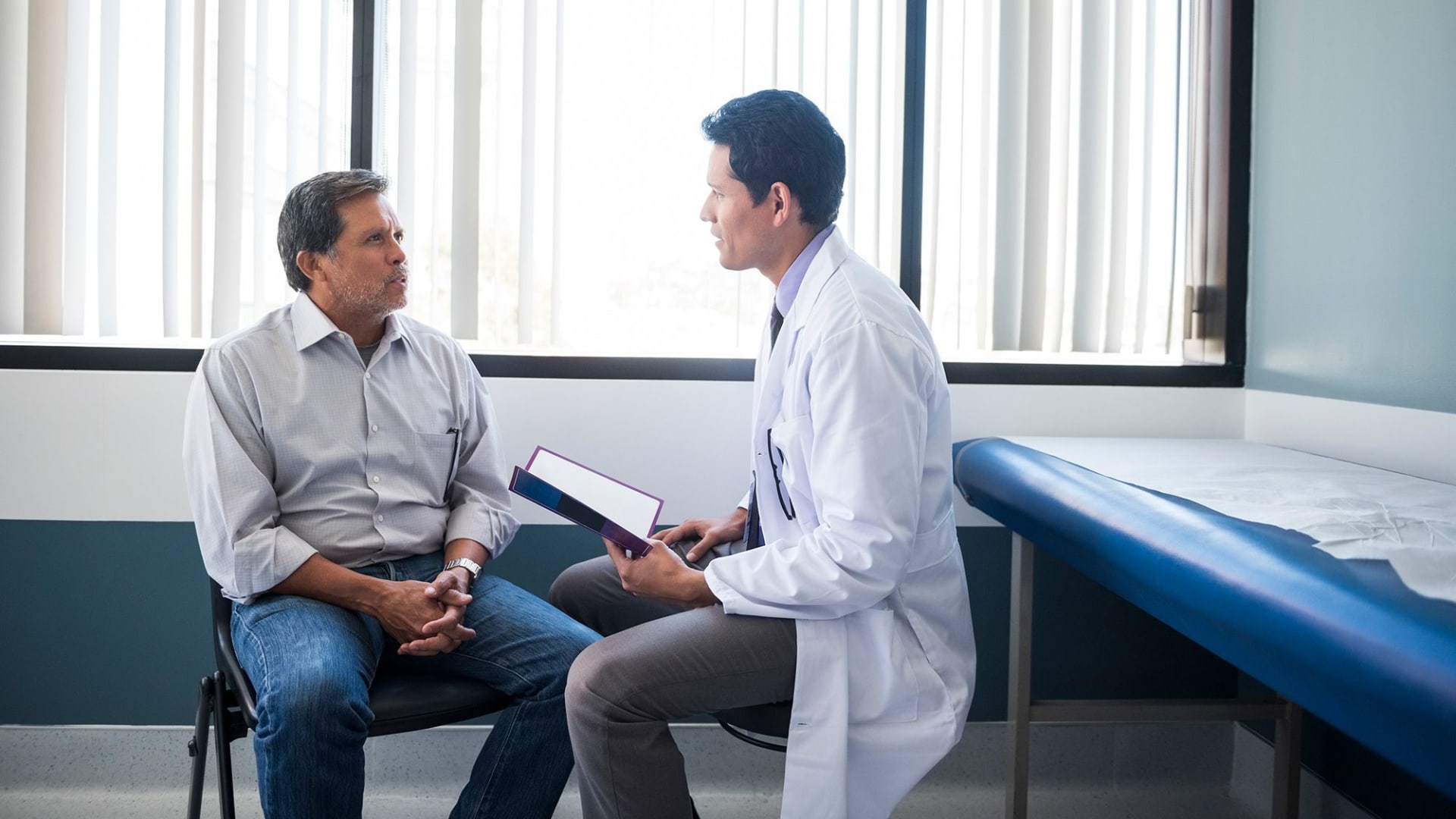 ما هو داء الكبد الدهني المرتبط بالخلل الأيضي الذي تظهر أعراضه في المراحل المتقدمة؟