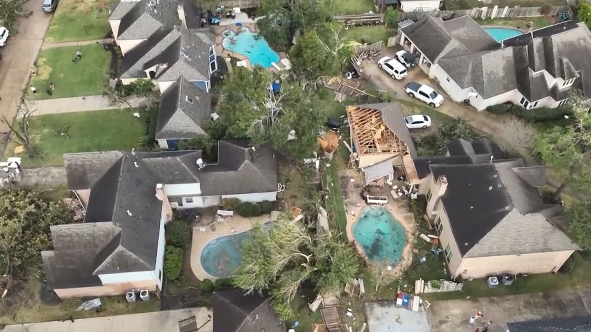 تضرر أكثر من 100 منزل بعد أن ضرب إعصار عنيف ولاية تكساس الأمريكية