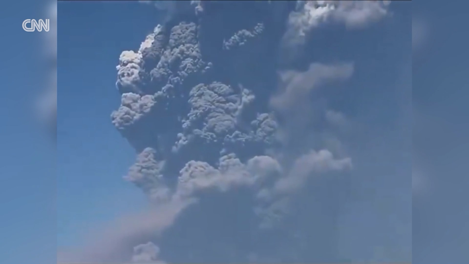 بركان في إثيوبيا يثور للمرة الأولى منذ 10 آلاف عام.. شاهد تصاعد أعمدة الدخان