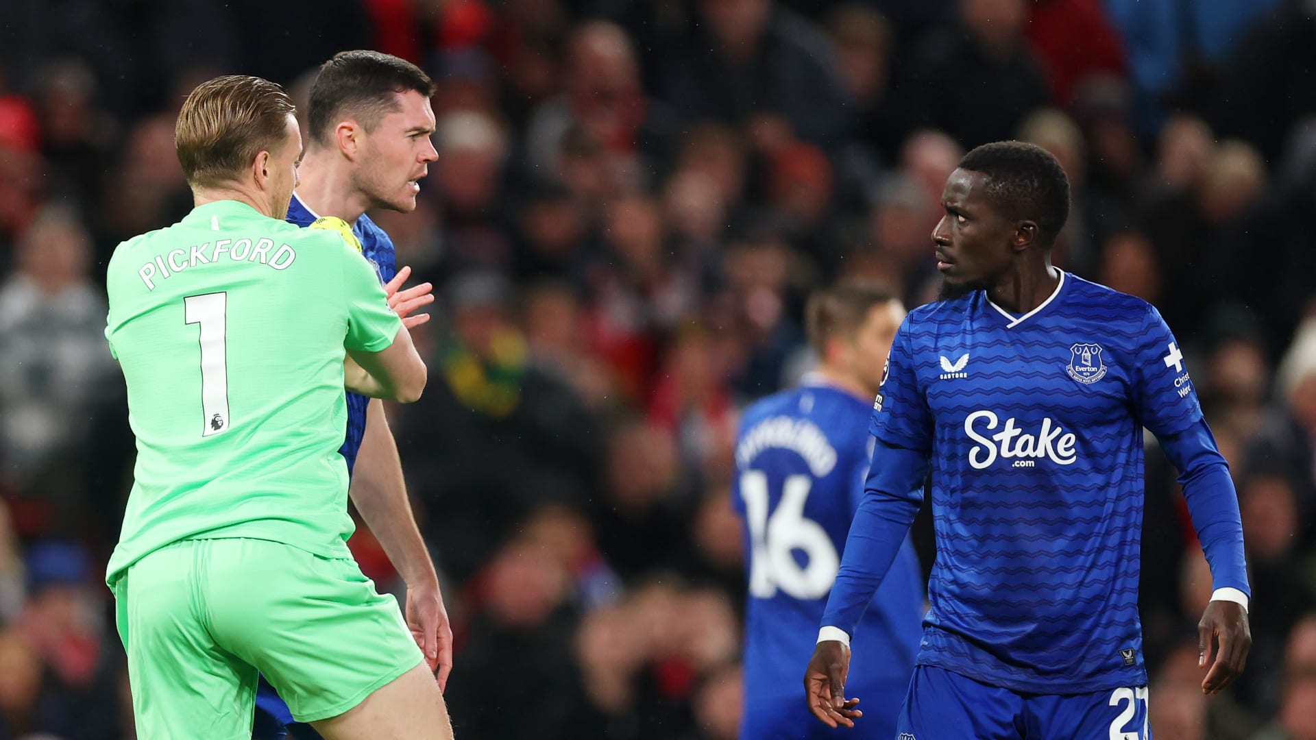 "أحب ذلك".. تصريح غير متوقع من مدرب إيفرتون عن مشاجرة بين لاعبي فريقه