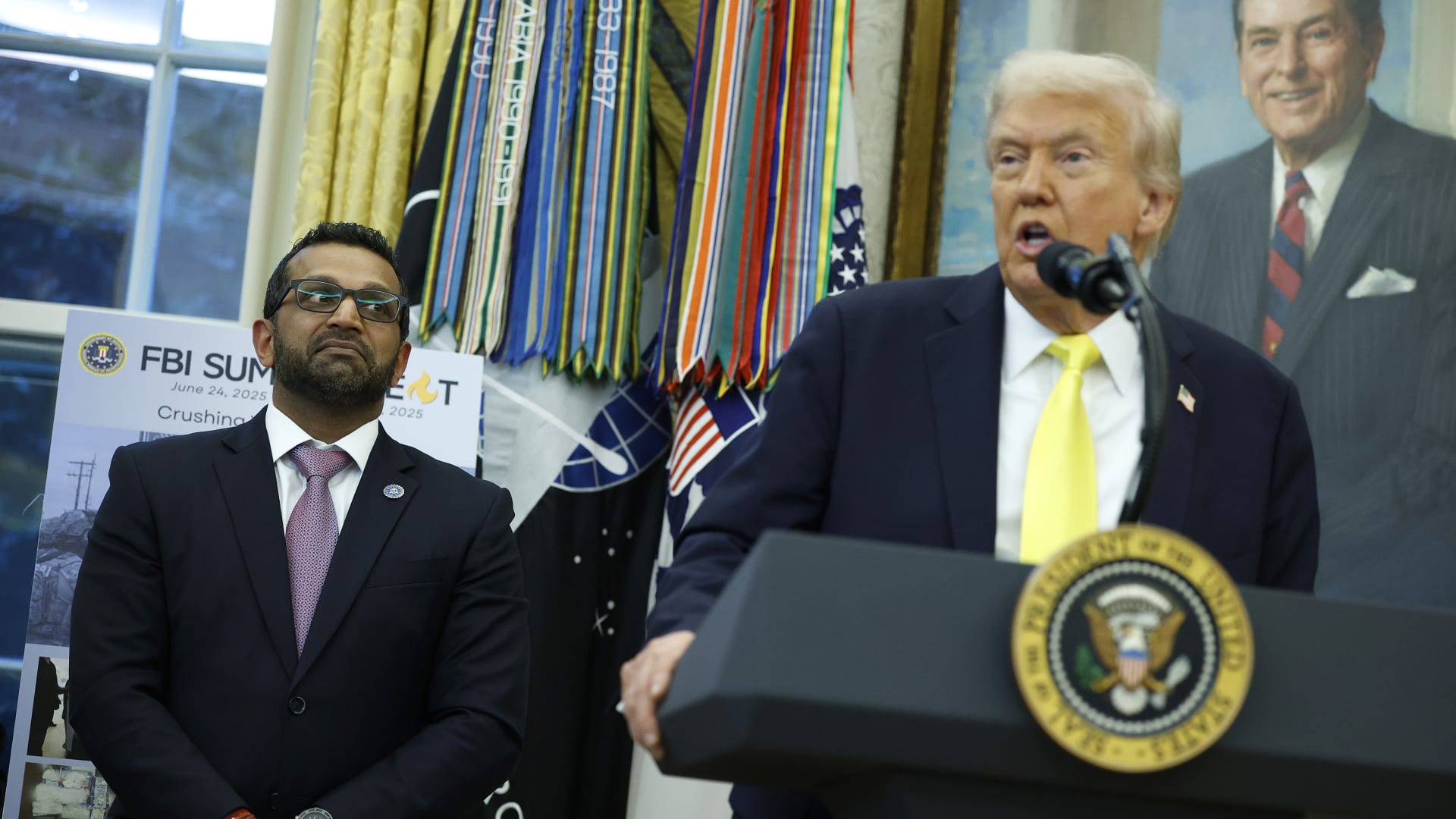 ترامب يرد بصورة على تقرير عن "التفكير في إقالة مدير FBI"