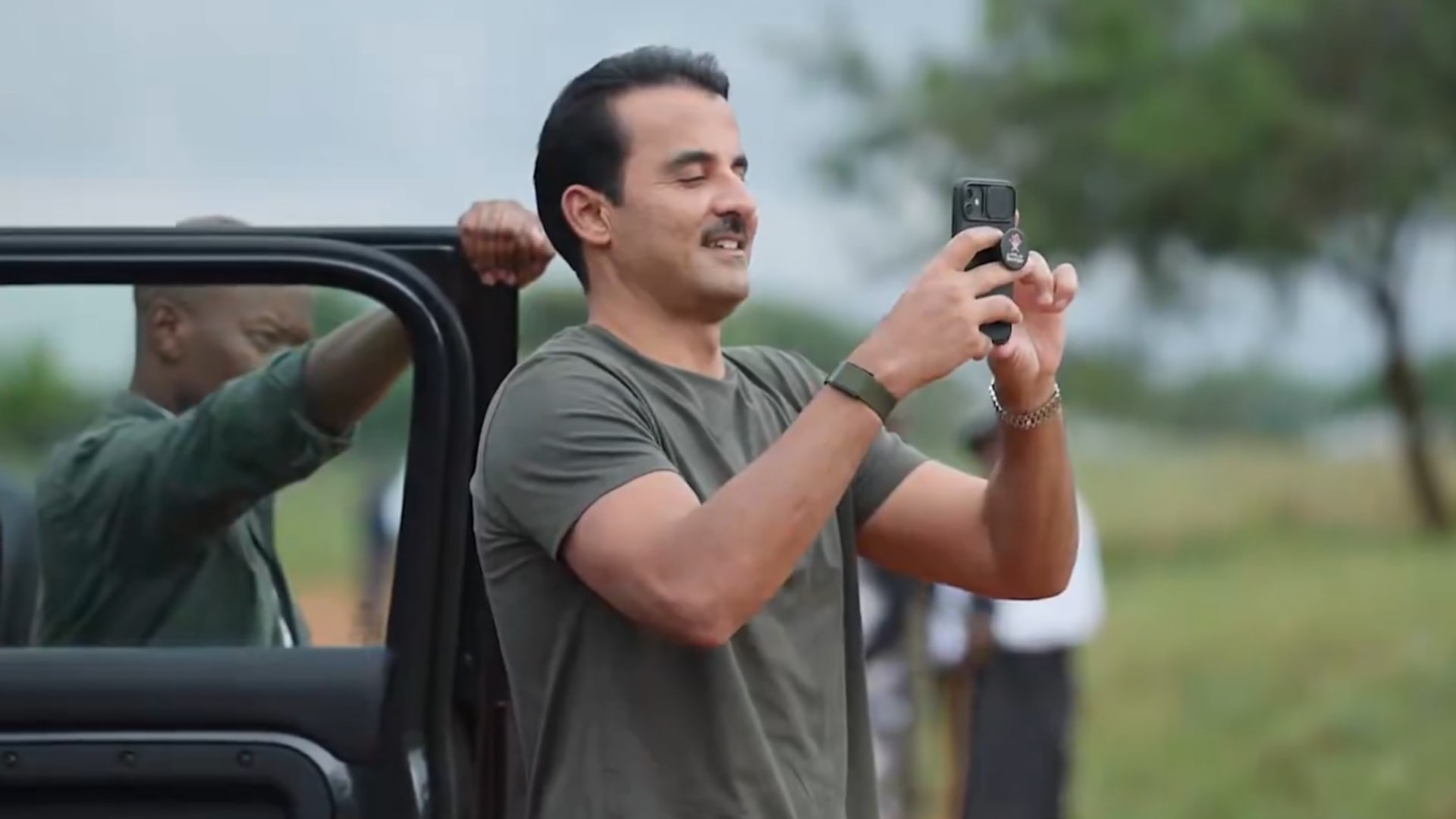 فيديو يظهر الهاتف الذي يستخدمه أمير قطر خلال رحلة إلى رواندا