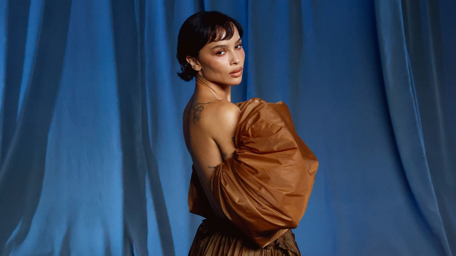 الأكمام الضخمة.. الموضة تُعيد إحياء صيحة "أكتاف القوة" من العصور القديمة