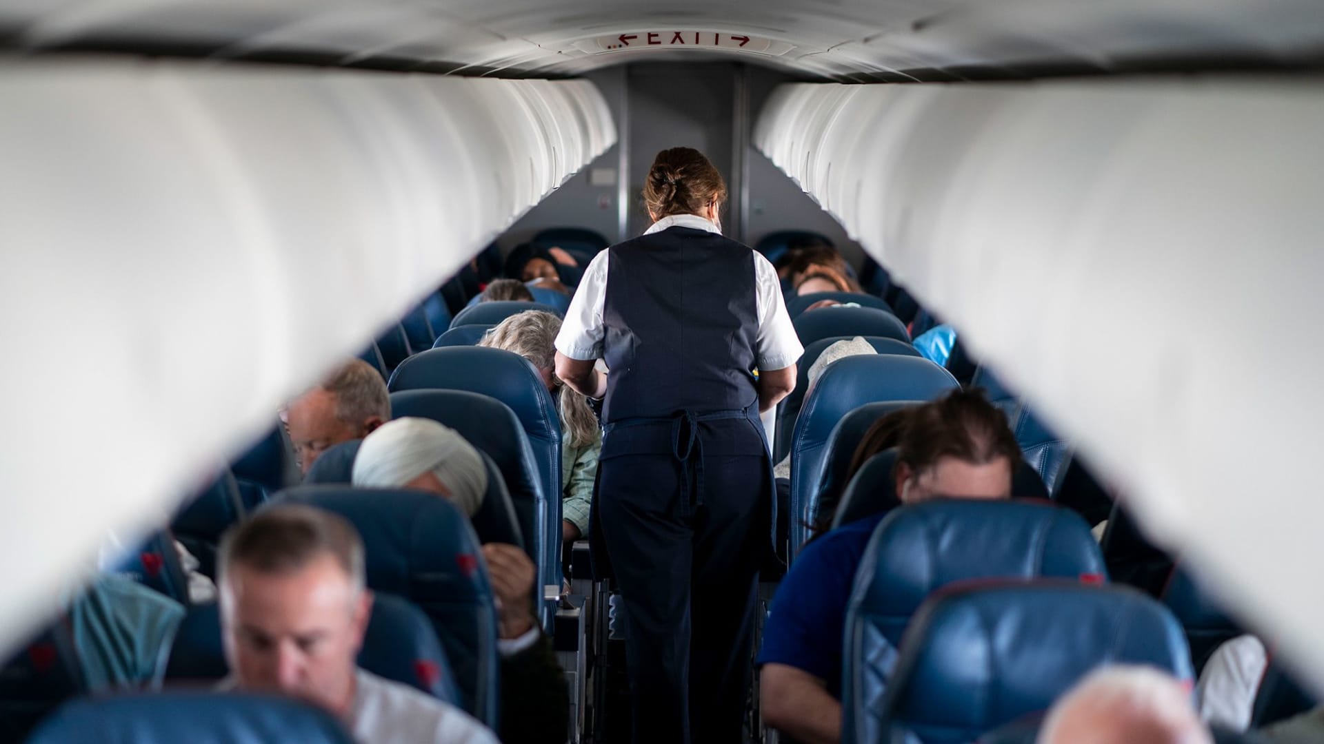 ركّاب مخمورون في الجو.. مشكلة يتفق عليها الجميع ولا يتفق على حلها أحد