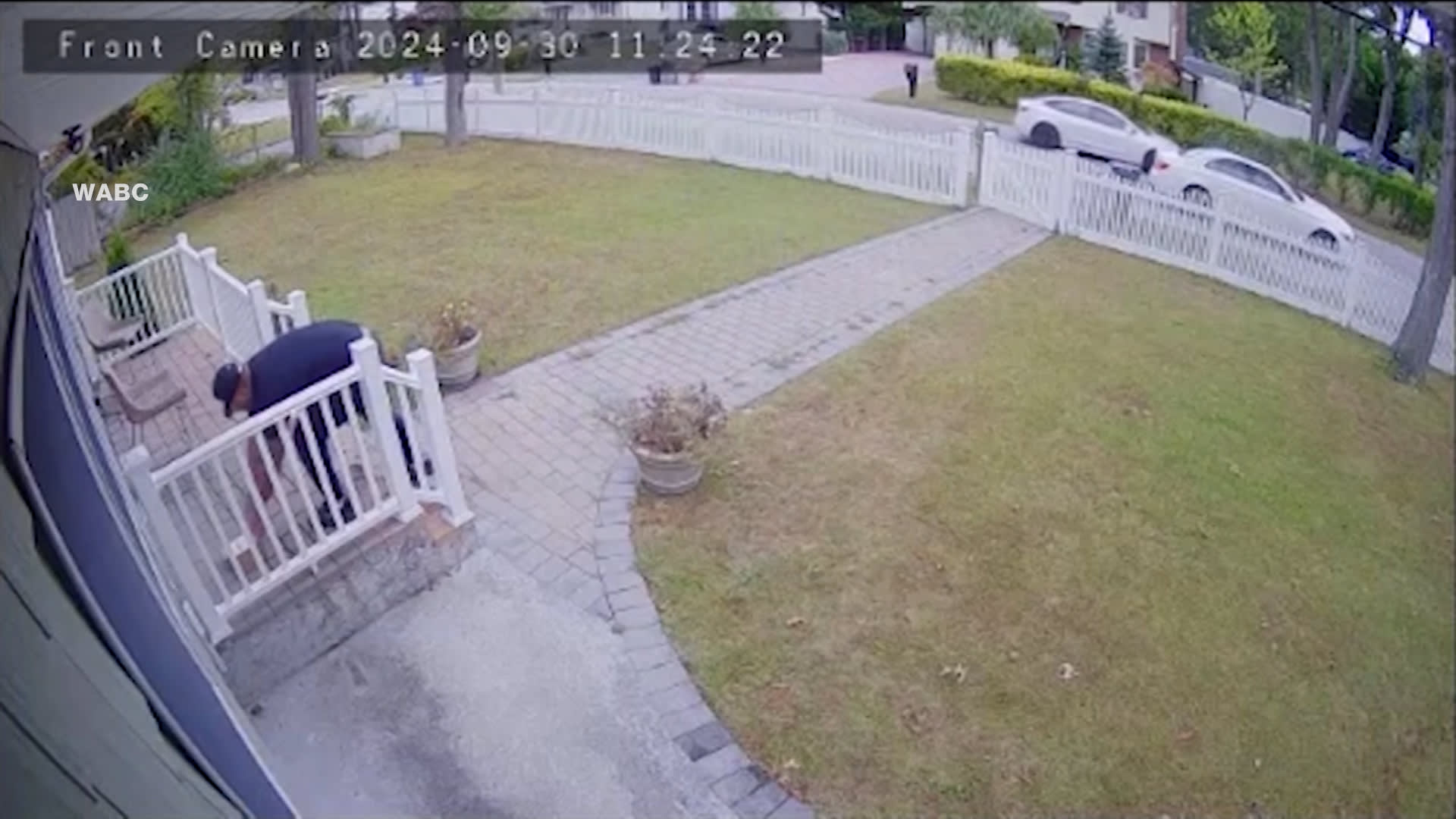 طرود تُسلم وتسرق في آن واحد.. شاهد لصوصا يترصدون عمال التوصيل للسطو على أجهزة الزبائن