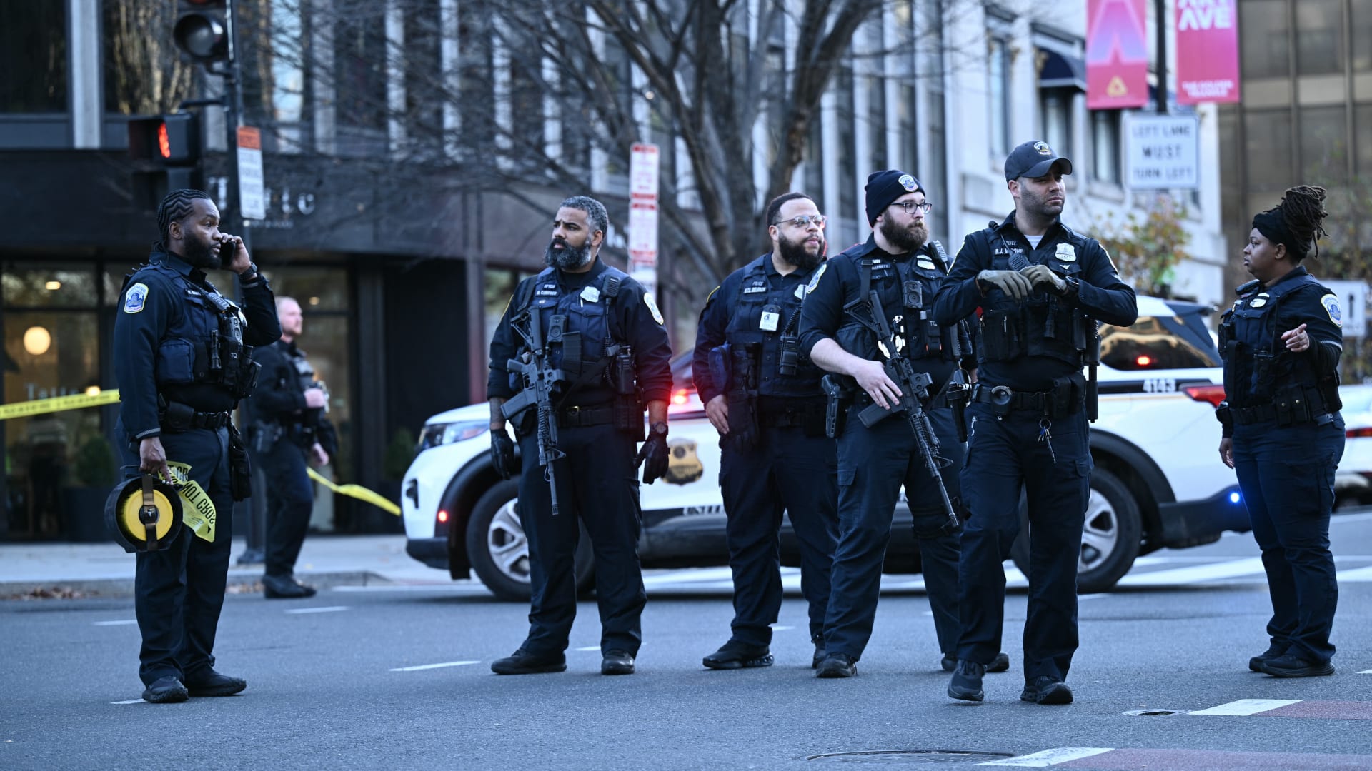 مقتل عنصرين من الحرس الوطني في إطلاق نار بالقرب من البيت الأبيض.. وترامب يتوعد