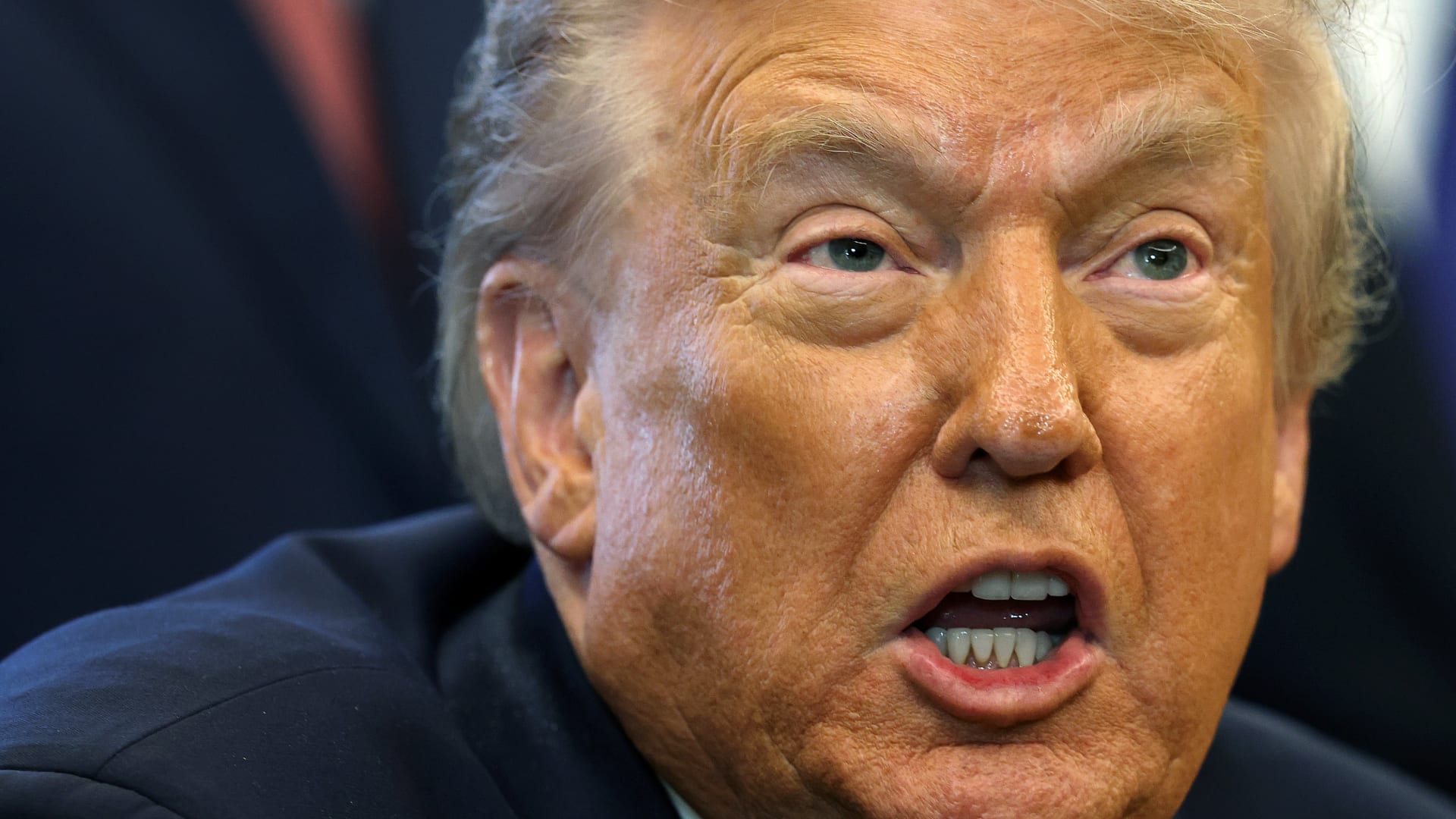 ترامب يعلن عن هوية المشتبه به في حادث إطلاق النار بواشنطن.. ويهاجم بايدن