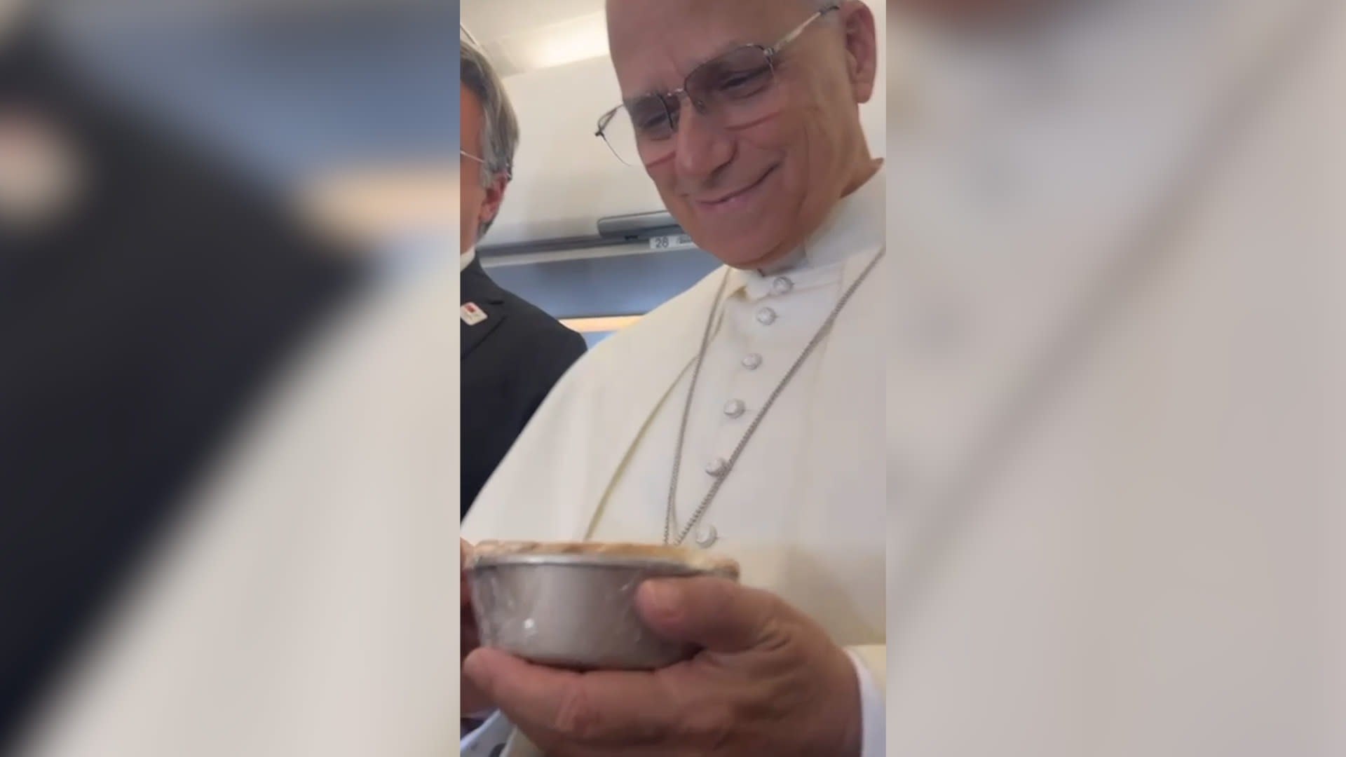 شاهد بابا الفاتيكان يحتفل بعيد الشكر على متن الطائرة بفطيرة اليقطين أثناء توجهه لتركيا