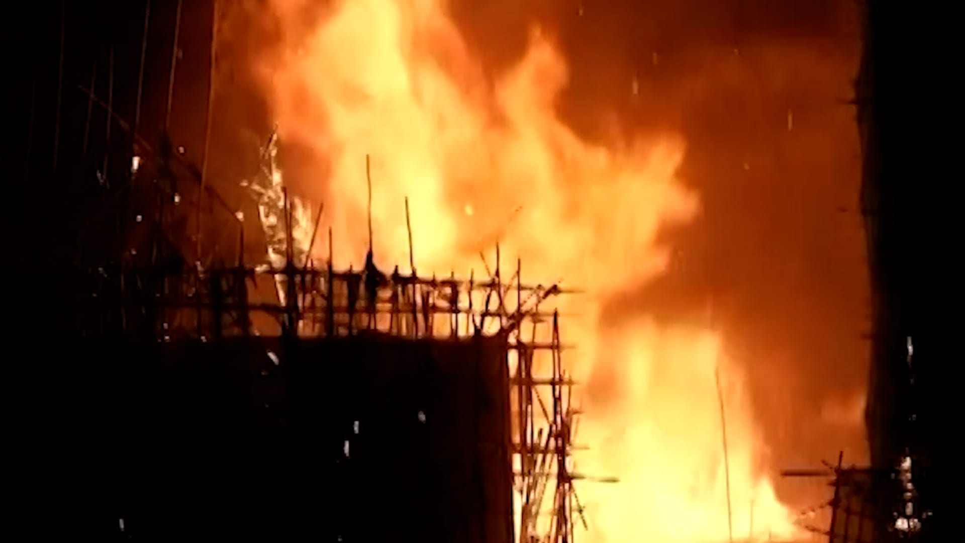 مئات المفقودين في كارثة حريق هونغ كونغ.. وجدل يتجدد حول سقالات الخيزران