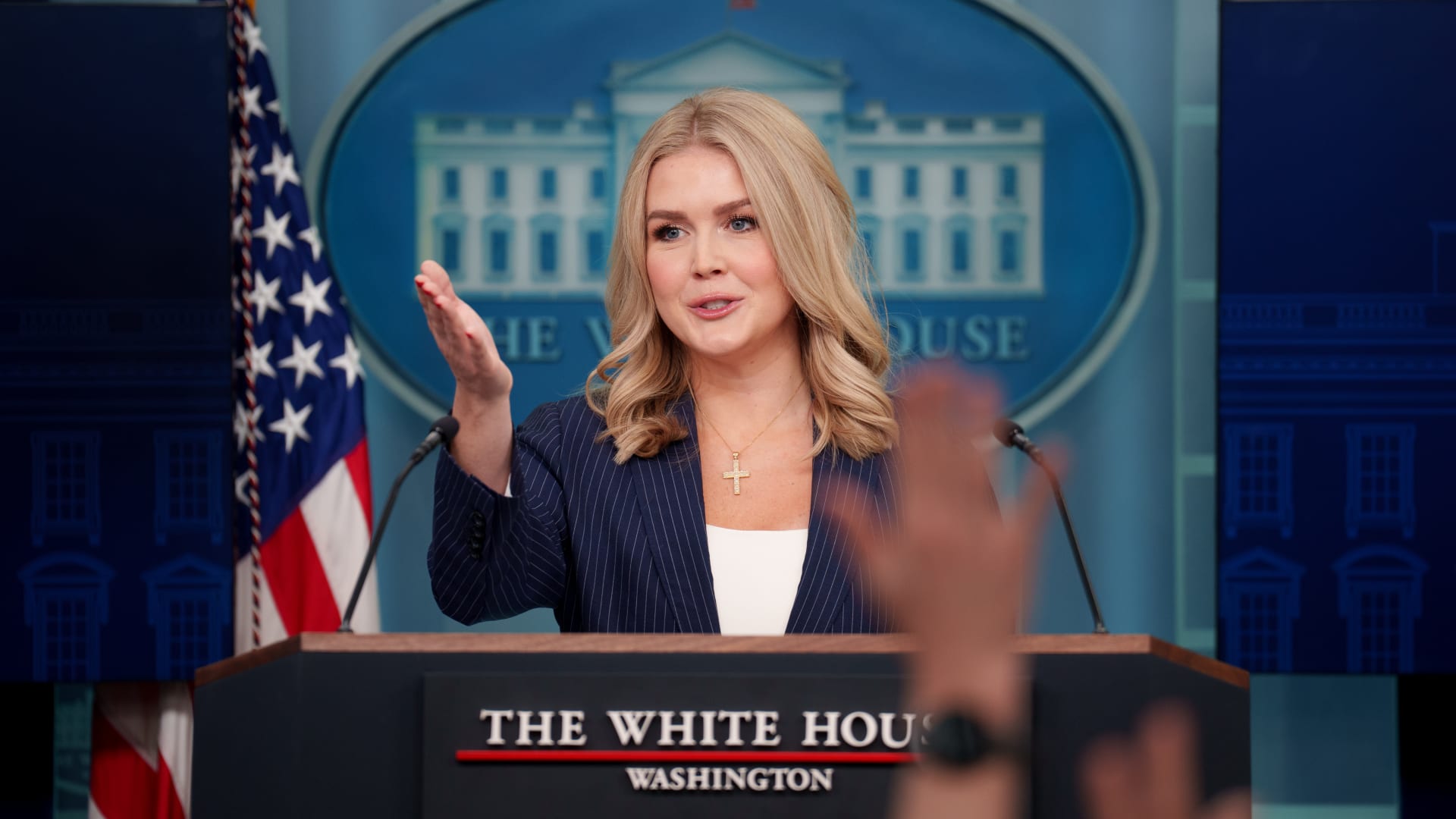 دائرة الهجرة الأمريكية تعتقل امرأة تربطها صلة قرابة بالمتحدثة باسم البيت الأبيض