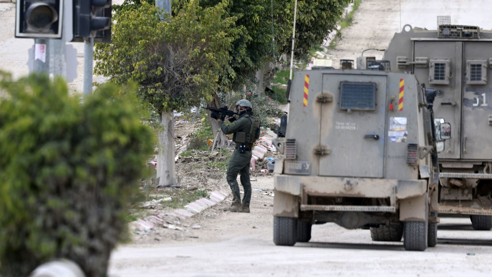 الجيش الإسرائيلي يفتح تحقيقا بعد إطلاق جنود النار على فلسطينيين اثنين في الضفة الغربية