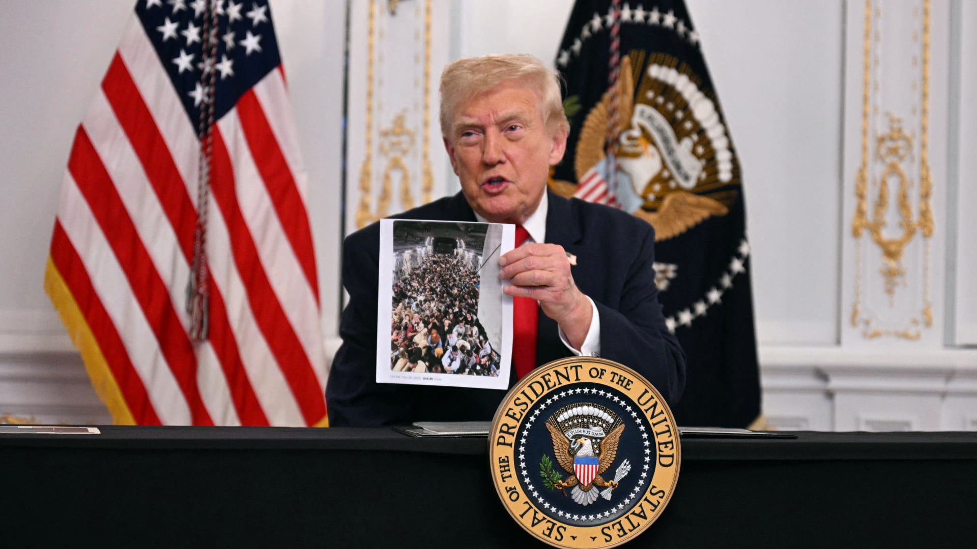 ترامب: ندرس ترحيل عائلة رحمن الله لاكانوال المشتبه به في إطلاق النار على الحرس الوطني