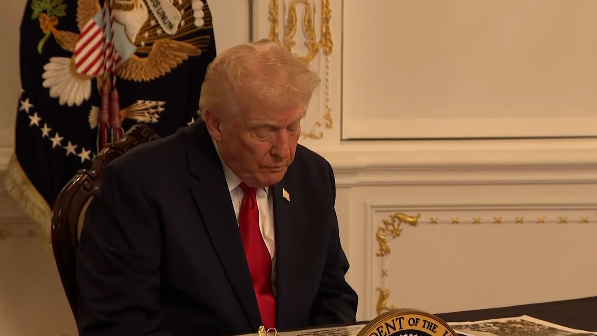 لحظة إعلان ترامب وفاة إحدى عنصري الحرس الوطني